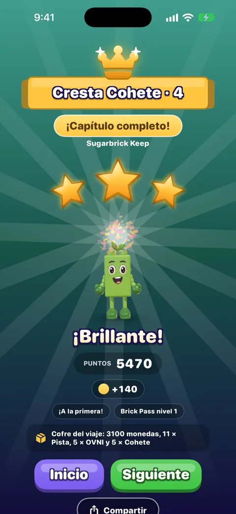 La tarjeta de victoria: una cinta dorada con el texto Cresta Cohete 4, una insignia de ¡Capítulo completo!, tres estrellas doradas, un amigo de ladrillo verde celebrándolo, la palabra ¡Brillante!, una puntuación de 5.470, más 125 monedas, una etiqueta ¡A la primera!, una línea de cofre del viaje y los botones Inicio, Siguiente y Compartir.