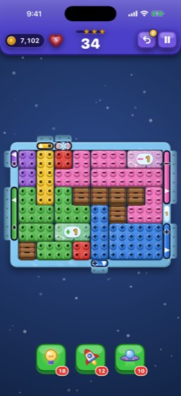 레벨 시작 시의 OutBrick 판: 초록, 파랑, 분홍, 노랑, 빨강, 보라 벽돌이 프레임에 꽉 차 있고, 카운터에는 34수, 아래에는 부스터 세 개.
